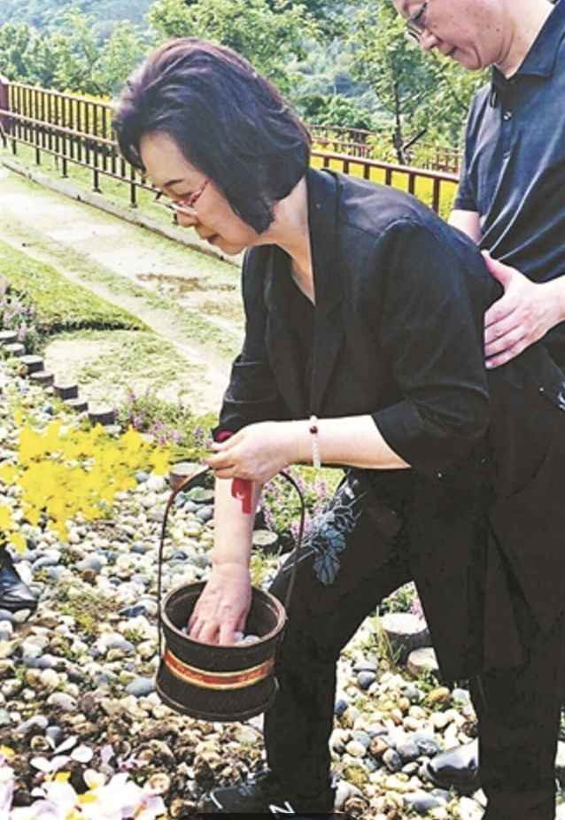 ：不立墓碑不记姓名无需祭拜J9国际网站琼瑶今日花葬(图26)