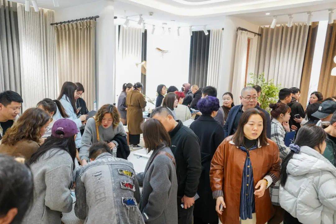赴新程！2025海宁春季家博会今日启幕J9真人游戏第一品牌智造美好家千企织梦(图5)